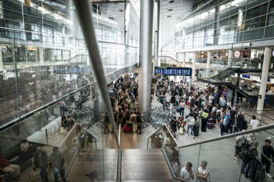 Trafikstyrelsen oplyste torsdag, at et tilsyn har ført til, at lufthavnen midlertidigt skal indføre ekstra foranstaltninger. Det giver køer til sikkerhedskontrollen.