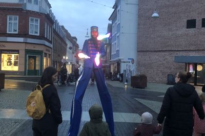 Hvordan er dine ben blevet så lange, spurgte et af børnene fornuftigvis, da hun rendte ind i ham her.