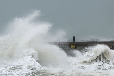 Stormen Austen har fredag ramt Storbritannien. Kæmpe bølger rammer Newhaven Havn i Storbritannien. Danmark mærker lidt af stormlavtrykket fredag med regn og blæst.