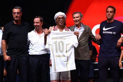 Ronaldinho deltog i august i holdpræsentationen for Serie C-klubben Ravenna. Fredag oplyste klubben, at den 46-årige brasilianeren skal spille en kamp mod lokalrivalen Forli 15. november.
