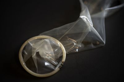 Stealthing har siden 1. juli 2025 været kriminaliseret i en særskilt bestemmelse i straffeloven. Det dækker over, at en person ikke bruger kondom eller tager det af, selv om det var den anden persons betingelse for at have samleje.