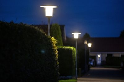 Mørkeforskeren Mette Hvass mener, at vi bør lære at dæmpe lyset og bruge mørket mere. Det siger hun, forud for at vi stiller urene en time tilbage natten til søndag og går over til vintertid.