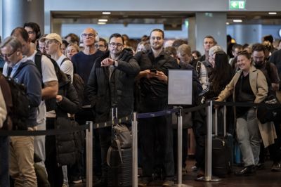 I løbet af fredag var der lange køer til sikkerhedskontrollen i Københavns Lufthavn. Det skyldes ekstra sikkerhedsprocedurer, som Trafikstyrelsen har bedt lufthavnen indføre.