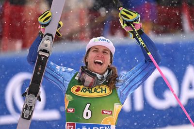 Tiltagende snevejr i andet gennemløb gav svære betingelser til de store favoritter, og så triumferede Paula Moltzan i sæsonpremieren i Sölden.