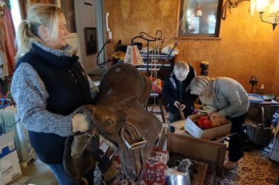 En gammel militærsadel var blandt de helt ufatteligt mange unikke ting og sager, som var til salg ved loppemarkedet. Cathrins børnebørn Malte på seks og Mynte på ni var forbi for at se, om der var noget, som de kunne bruge.