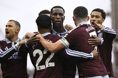 Holdkammeraterne omfavnede Nicolas Jackson, efter at han havde bragt Aston Villa foran mod Manchester City.