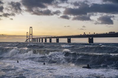 Der er varslet stormvejr natten til søndag. Det betyder, at der er risiko for, at der lukkes for trafikken hen over Storebæltsbroen i løbet af natten.