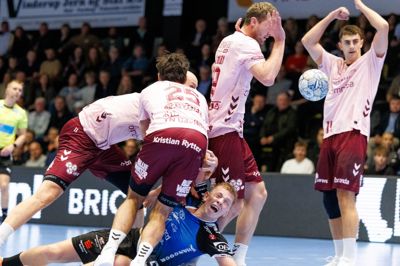 Nickolei Jensen fik mere spilletid i angrebet end længe. Her er han kommet godt i klemme i Aalborgs defensiv.