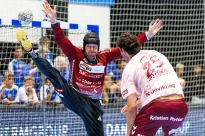 Kasper Larsen stod en fremragende kamp mod Aalborg. Her er det Marinus Munk, der bliver pareret.