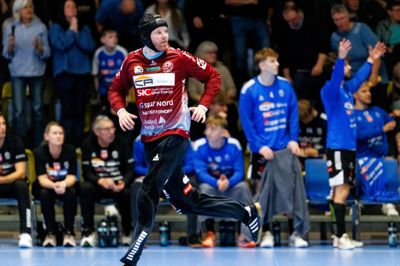 Det blev en eftermiddag med mange løb for Kasper Larsen, som skulle skiftes ind og ud mellem hvert angreb.