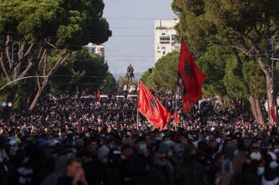 Lørdag demonstrerede flere tusind mennesker ifølge nyhedsbureauet AFP i Albaniens hovedstad, Tirana. Demonstranterne kræver, at landets premierminister går af.