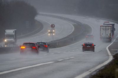 Vejdirektoratet vil med ny kampagne, der lanceres mandag, have bilisterne til at sænke farten på motorveje i døgnets mørke timer.