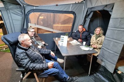 To ægtepar fra Lind var blandt de besøgende hos Søren Camping på Teglvænget lørdag. Til venstre Betina og Allan Lauritsen. til højre deres genboer, Anja og John Rasmussen.