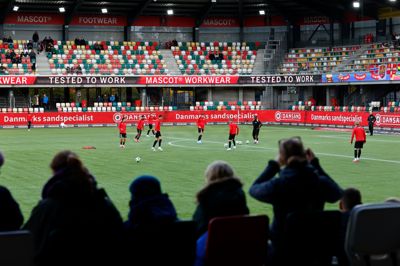 Publikum på Jysk Park måtte vente et par minutter mere end vanligt, inden kampen blev sat i gang.