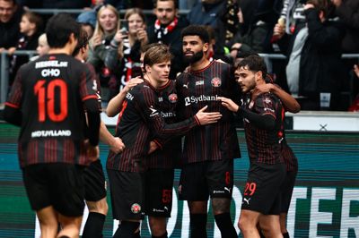 Philip Billing (i.m.) bliver tiljublet efter sin stensikre scoring på straffespark lige før pausen.