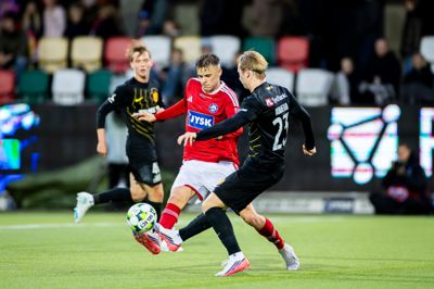 - Jeg har det godt med at spille herude. Jeg tror også, man kan se, at jeg ikke skal have så mange chancer lige nu. Det er en fantastisk følelse, siger Oliver Ross, der søndag scorede sit syvende sæsonmål.