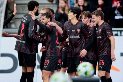 Victor Bak (t.h.), der her jubler med holdkammeraterne efter Gue-sung Chos føringstræffer mod Lyngby, er tilbage efter et sygdomsforløb med svimmelhed.