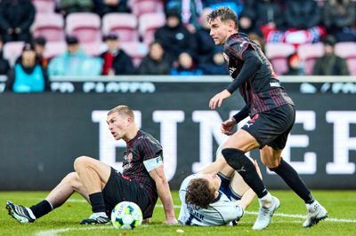 Andreas Maxsø (t.h.) er på kort tid blevet en nøglespiller for FC Midtjylland. Mod Lyngby spillede han sin tredje kamp for FCM - alle tre er endt med sejre. Træneren håber på en kontraktforlængelse med den 32-årige stopper.
