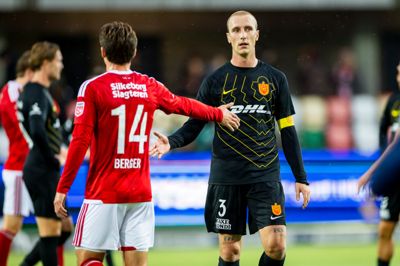 Tobias Salquist (t.h.) var en stor publikumsfavorit, da han spillede i Silkeborg IF, men søndag eftermiddag gjorde FCN-stopperen sig upopulær på Jysk Park.