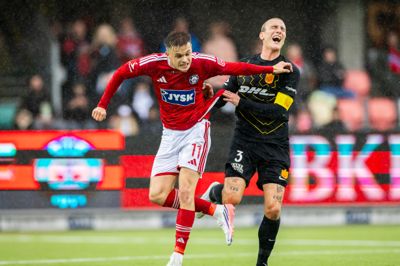 Oliver Ross er her i infight med den tidligere SIF-profil Tobias Salquist.