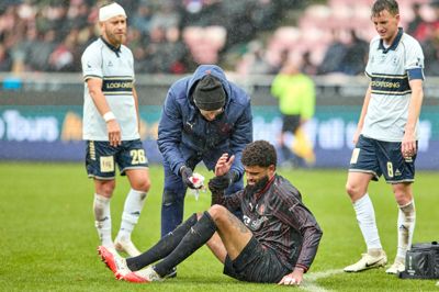 Philip Billing var FCM's bedste, men midtbanestjernen måtte tilses af klublæge Jan Hede, inden han forlod banen efter at være blevet ramt af en Lyngby-støvle i hovedet.