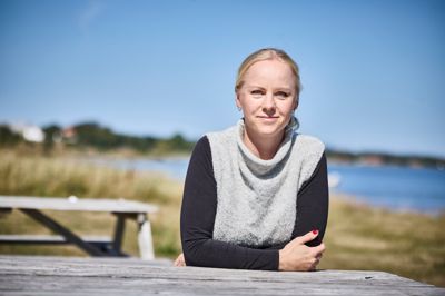 Signe Munk (SF) træder tilbage som By-, Land-, og Transportminister på grund af stress.