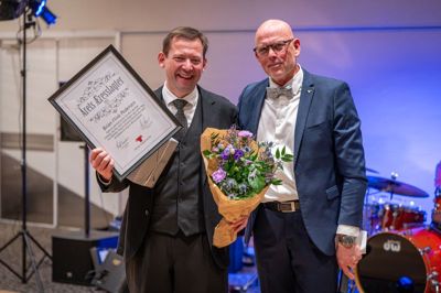 Brian Flink Pedersen (til venstre), der driver Pølsemageriet i Silkeborg, er blevet hædret af sine kollegaer med prisen »Årets Æresslagter 2026«. Her modtager han prisen af direktør for Fødevare Danmark, Leif Wilson Laustsen, på slagtermestrenes årsmøde i Viborg i weekenden.