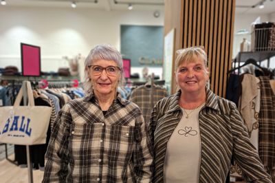Butikschef Janne Kjær og salgsassistent Betina Hansen glæder sig til at fejre butikkens 50-års jubilæum.