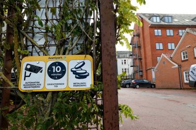 Avantpark, som bestyrer parkeringspladsen ved Herning City Hotel, har droppet de såkaldte »kontrolafgifter«, der har vist sig at være ulovlige, når de udstedes på baggrund af automatisk nummerpladegenkendelse. I stedet sender firmaet regninger for »døgnlicenser« til bilister, der opholder sig mere end 10 minutter på pladsen.