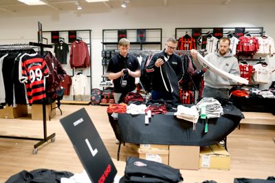 Da Herning Folkeblad var forbi butikken i Herning Centret, var der fortsat gang i klargøringen. Fra venstre: Hjalte Pedersen, Jacob Cadovius og Jonas Mendgaard.