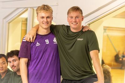 De herrer Niklas Jensen (tv), Stoholm, og Viktor Bergholt, Sønderjyske, er til daglig hver især topscorer i henholdsvis 1. division og Herreligaen, men lørdag optrådte de begge under mere afslappede forhold, da Stoholm IF Håndbold for 14. gang afviklede mesterskaber i skumhåndbold.