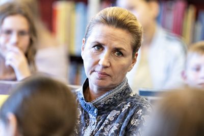 Statsminister Mette Frederiksen (S) kalder det en af de vigtigste og mest presserende opgaver at beskytte børn og unge mod tech-virksomhedernes påvirkning. Det siger hun i et interview med Politiken.
