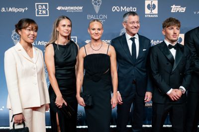 Pernille Harder (i.m.) ankom til Ballon d'Or-prisfesten med gode kolleger fra Bayern München. Fra venstre er det Momoko Tanikawa, Klara Bühl, Pernille Harder, klubpræsident Herbert Hainer og Lennart Karl.