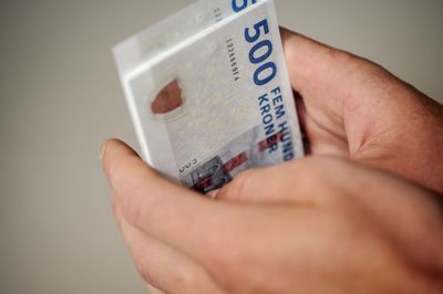 Danskernes opsparing er faldet to måneder i træk, viser en opgørelse fra Nationalbanken.