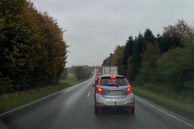 Trafikken holdt i stilstand mellem rundkørslerne på Ny Viborgvej tirsdag morgen.