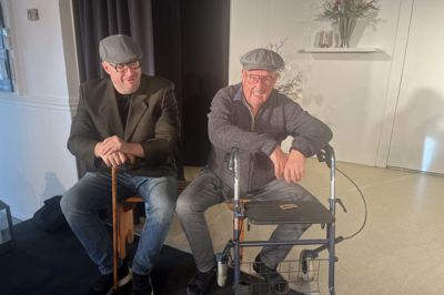 Thomas Ramskov og Frank Larsen (th.) bruger mange frivillige timer på Aulum Revyen, hvor de både er med i bestyrelsesarbejdet og optræder på scenen. Her ses de i en scene fra årets revy, hvor de spiller to ældre mænd.