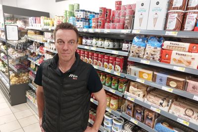 Anders Toft Moesgaard vendte rundt på mange ting, da han blev ny købmand i Kølkær sidste år. Butikken kører nu med sorte tal på bundlinjen.