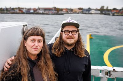 - Vi håber, hun kommer helskindet igennem. Ditte Nielsen og Rasmus Vandborg bor på Fur ligesom Signe Munk, der er blevet sygemeldt med stress og stopper som minister.