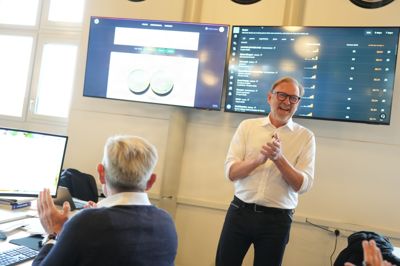 Projekt Y's chefredaktør, Michael Dyrby, ses her ved lanceringen af mediet tirsdag klokken 13. Ambitionen er at skabe mere kvalitetsjournalistik per medarbejder.