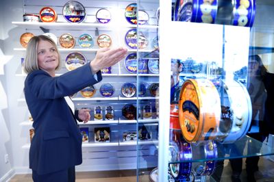 Bestyrelsesmedlem Birgitte Morell fra Kelsen var guide ved den allerførste rundvisning i det nye museum, der har fået titlen House of Danish Buttercookies.