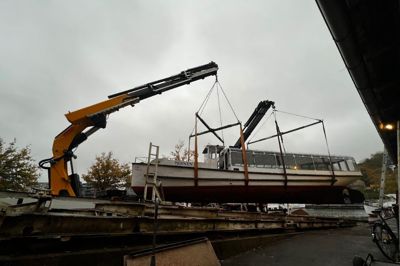 Ternen blev tirsdag morgen løftet på en stor kranbil, hvorefter skibet satte kurs mod Rødby, hvor hun skal have installeret en elmotor. Det forventes, at skibet er klar til sæsonstarten til marts næste år.