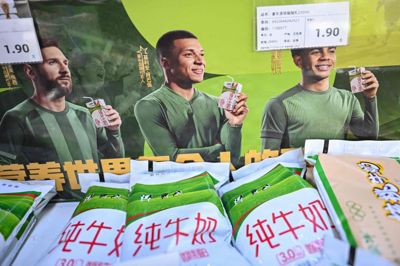 Mejeriproducenten Mengniu, som Kylian Mbappé her ses reklamere for, er blandt de virksomheder, der har sagt, at man vil afbryde samarbejdet med franskmanden.