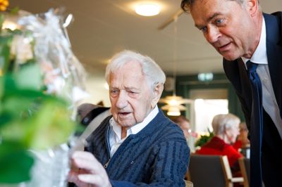 105-årige Bertel Hansen beundrer gaven, som borgmester Alfred Brunsgaard (V) ankom med.