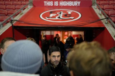 Arsenal-cheftræneren Mikel Arteta under et interview efter nederlaget til Fleetwood fra fjerdebedste engelske række i Liga Cuppen.