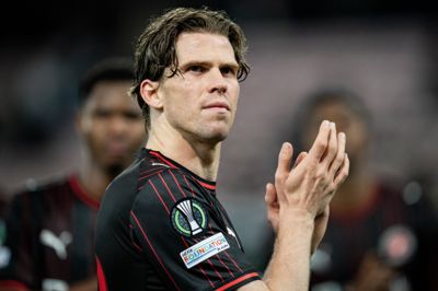 Mads Bech Sørensen var skuffet, da han mistede anførerbindet, men han har vænnet sig til, at det hverv nu tilhører Rasmus Nissen Kristensen. Bech forhandler om en ny kontrakt med FC Midtjylland, men ved ikke, om det lykkes at nå til enighed.