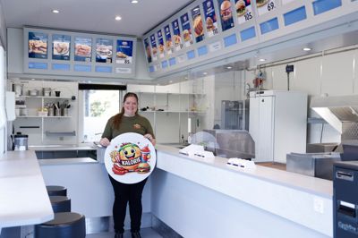 Hun ved ikke, hvad grillbaren skal hedde. Det vil hun gerne have lokalbefolkningens hjælp til at finde ud af. Efter planen åbner hun den lukkede grillbar 1. december med det hun kalder kvalitetsgrilmad.