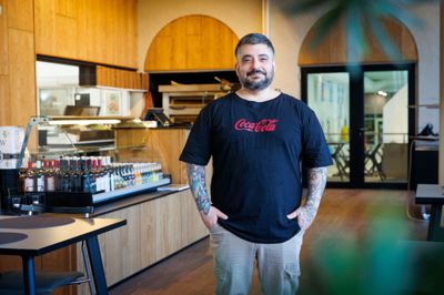 Jess Jensen er uddannet folkeskolelærer, men tog orlov for at starte sin egen grillbar. Nu driver han caféen hos KCS Badeland.