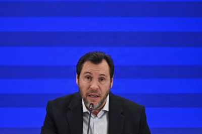 Spaniens transportminister, Oscar Puente, siger onsdag, at trods et aktivt rødt signal fik et højhastighedstog fra selskabet Renfe tilladelse til at fortsætte sin rejse forud for ulykke.
