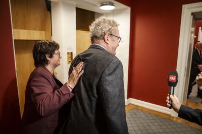 Anni Matthiesen og Preben Bang Henriksen ankommer til møde i Venstres folketingsgruppe da de holder ekstra møde på Christiansborg tirsdag.
