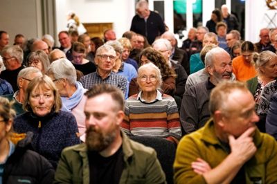 Fuldt hus til informationsmøde om ulve i Rønbjerg Forsamlingshus.